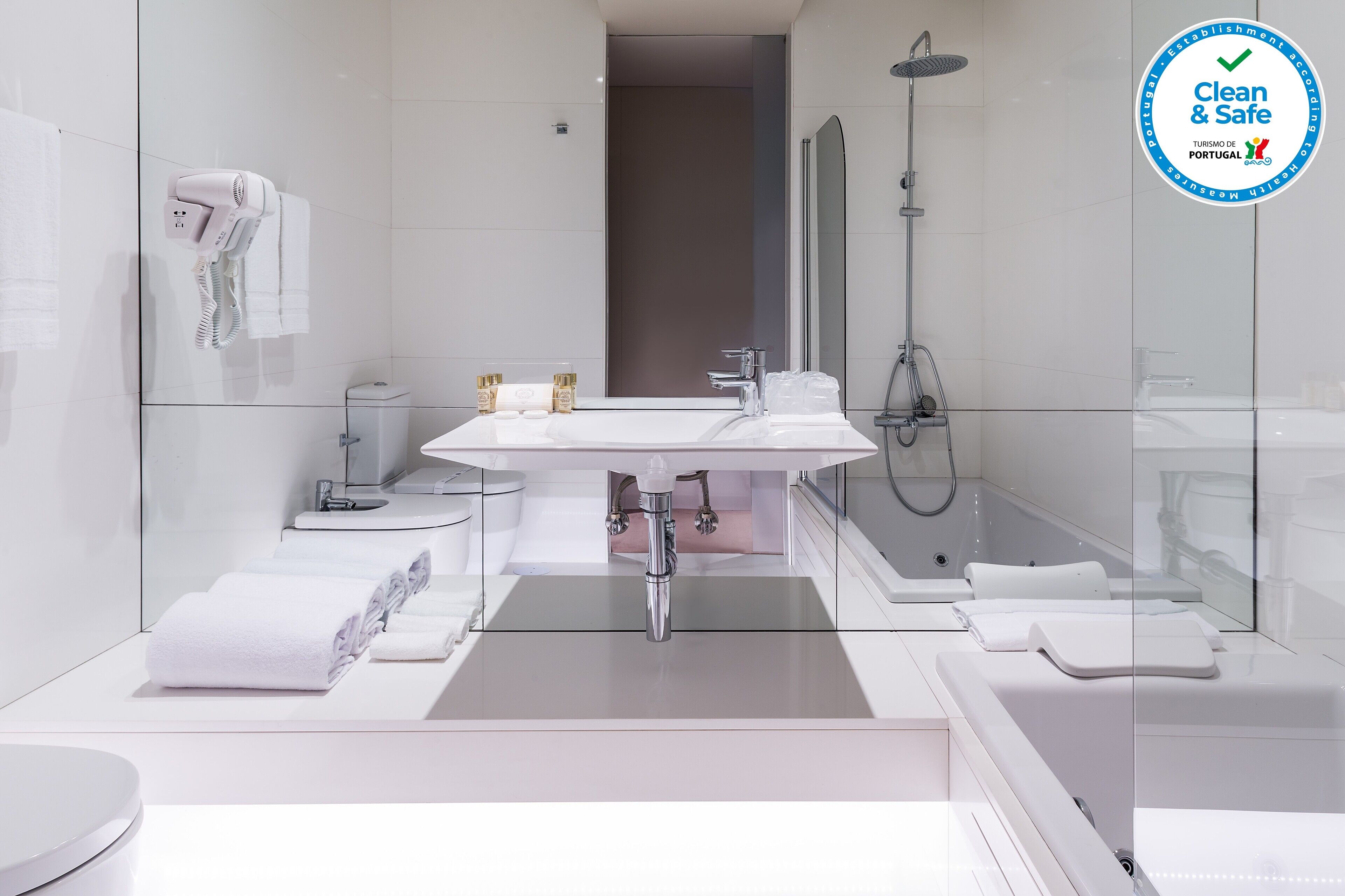 queen room, jetted tub | bathroom | free toiletries, hair dryer, bidet, towels