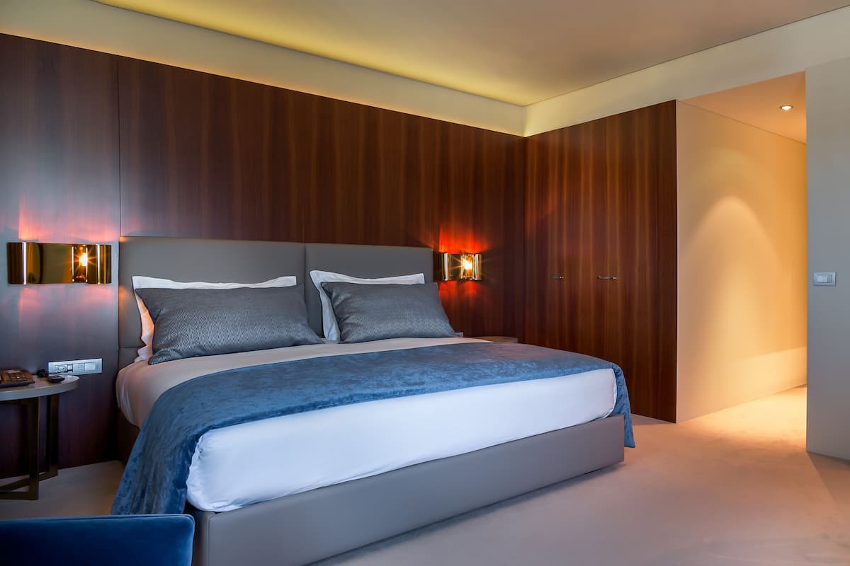 Camera doppia, 1 letto queen, idromassaggio | 1 camera, minibar, una cassaforte in camera, una scrivania