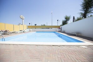 حمّام سباحة خارجي موسمي