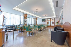 Una televisión de pantalla plana