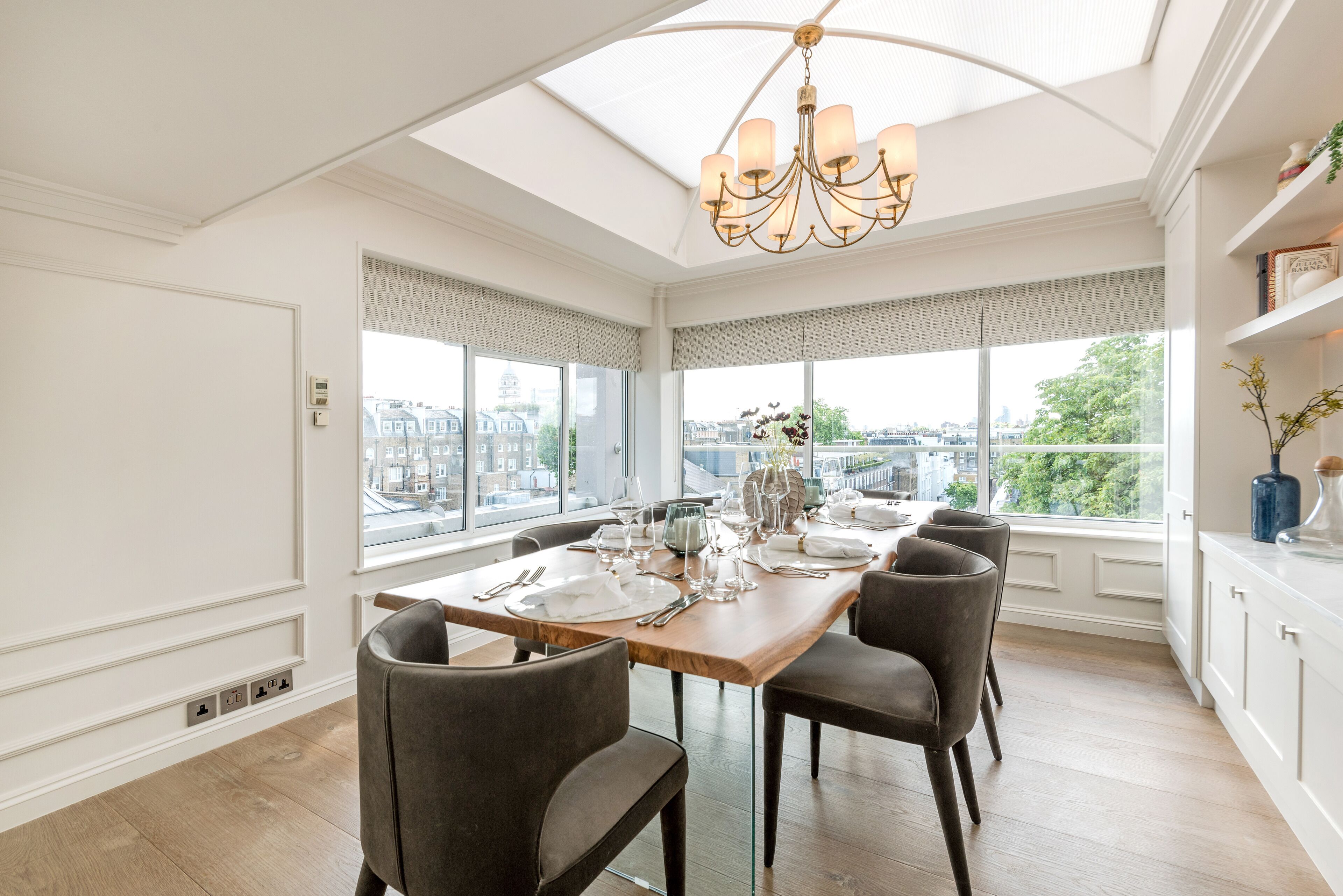 The Penthouse | 起居區 | 42-吋平面電視、有線頻道、電視