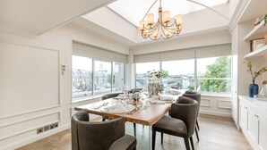 The Penthouse | リビング エリア | 42 インチの薄型テレビ (ケーブル放送視聴可)、テレビ、Netflix