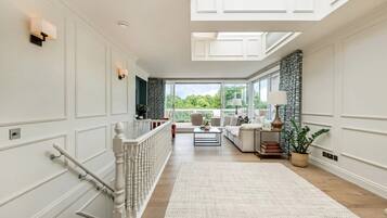 The Penthouse | Oppholdsområde | En 42-tommers Flatskjerm-TV med kabel-kanaler samt TV