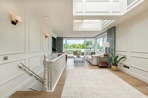 The Penthouse | Vardagsrum | 42-tums platt-tv med kabelkanaler och tv