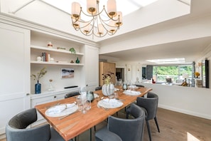 The Penthouse | Makan di kamar