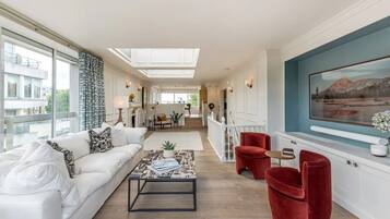 The Penthouse | Area soggiorno | TV a schermo piatto 42 pollici con canali via cavo, TV