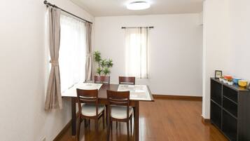 تناول الطعام داخل الغرفة