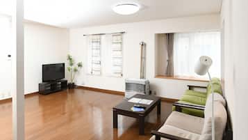 Talo (Private Vacation Home) | Olohuone | Taulutelevisio