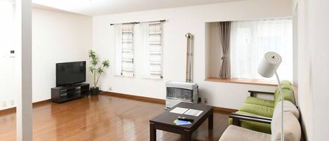 Private Vacation Home | Living room | Flat-screen TV