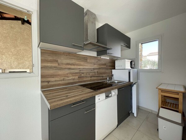 Fridge, microwave, dishwasher, coffee/tea maker