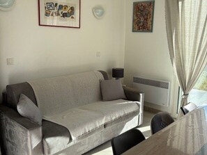 TV - Charming Duplex House in Salavas: Terrace, Pools, WIFI, Pet-Friendly, Sleeps Up to 6 (Salavas)