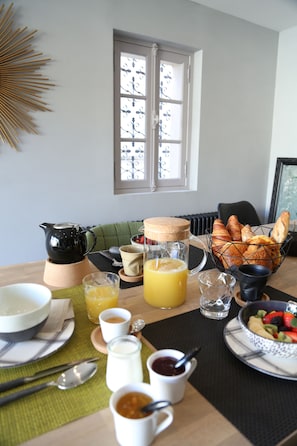 Tägliches inbegriffenes Frühstück zur Selbstbedienung