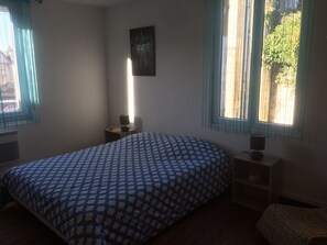 2 makuuhuonetta, silitysrauta/-lauta