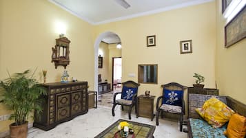 Coin salon dans le hall