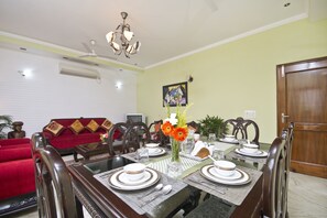 Family House, 2 Bedrooms, Non Smoking, Kitchen | In-room dining - Prakash Kutir B&B (New Delhi)