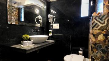 Deluxe Double Room, 1 Bedroom, Corner | Bathroom