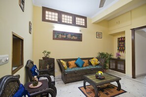 Lobby sitting area - Prakash Kutir B&B (New Delhi)