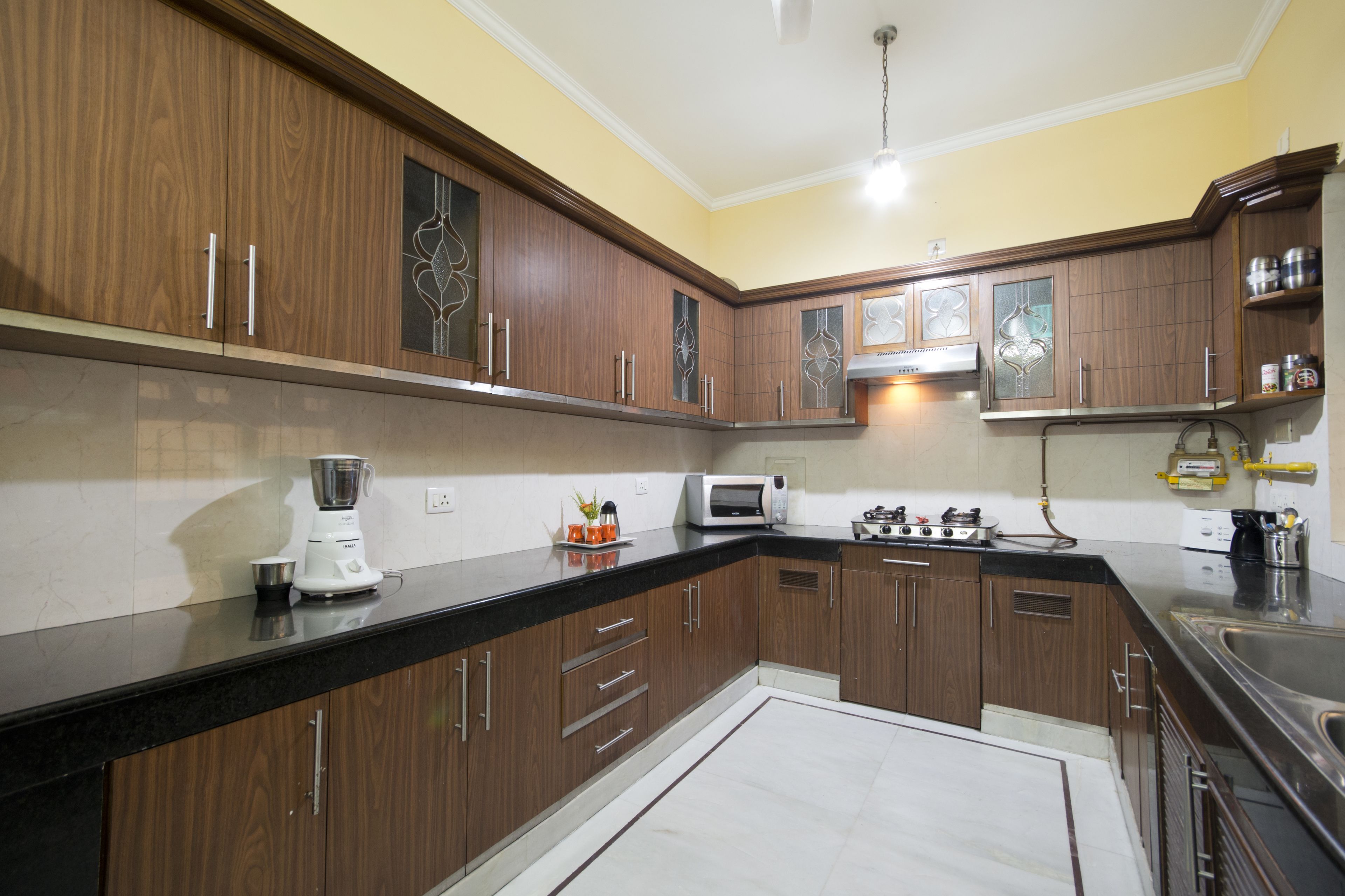 Full-sized fridge, microwave, oven, stovetop