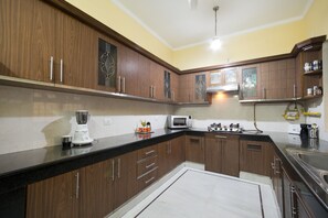 大型雪櫃/冰箱、微波爐、焗爐、爐具