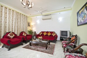 Family House, 2 Bedrooms, Non Smoking, Kitchen | Living area | 32-inch flat-screen TV with satellite channels, TV - Prakash Kutir B&B (New Delhi)