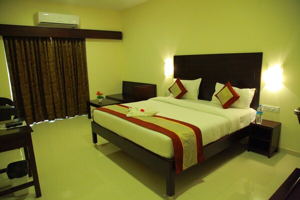 Suite familiar | Ropa de cama hipoalergénica, edredón, escritorio y cortinas blackout 