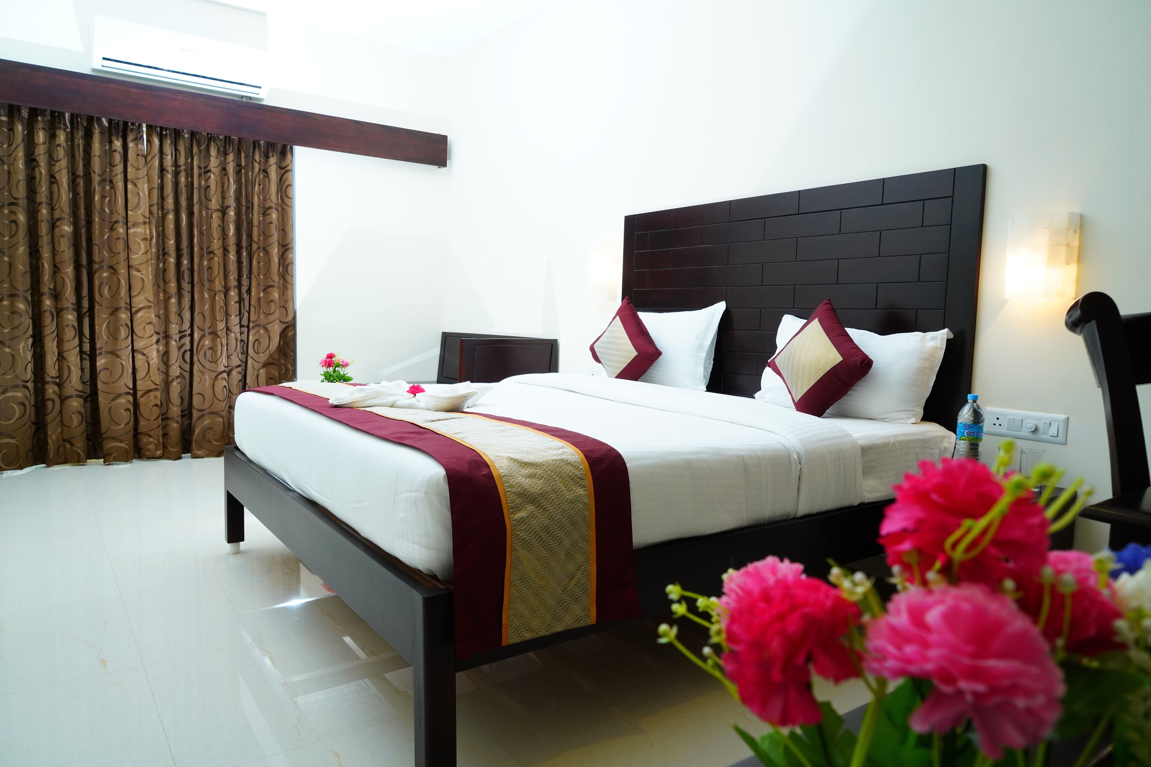 Suite familiar | Ropa de cama hipoalergénica, edredón, escritorio y cortinas blackout 