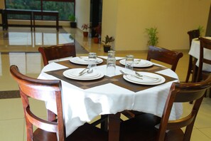 S'hi serveixen plats de cuina internacional 