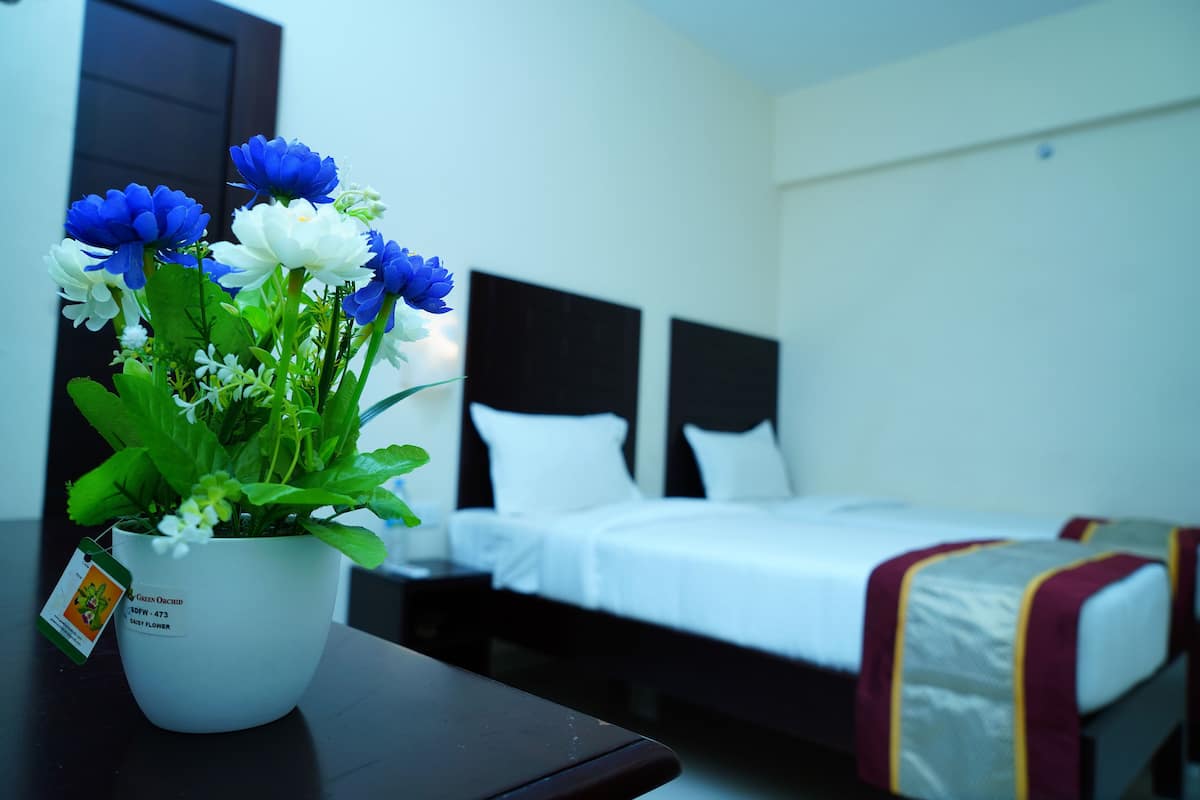 Quarto luxo | Roupas de cama antialérgicas, edredons de pluma, escrivaninha