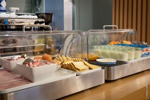 Daily buffet breakfast for a fee - Hôtel de la Citadelle (Port-Louis)