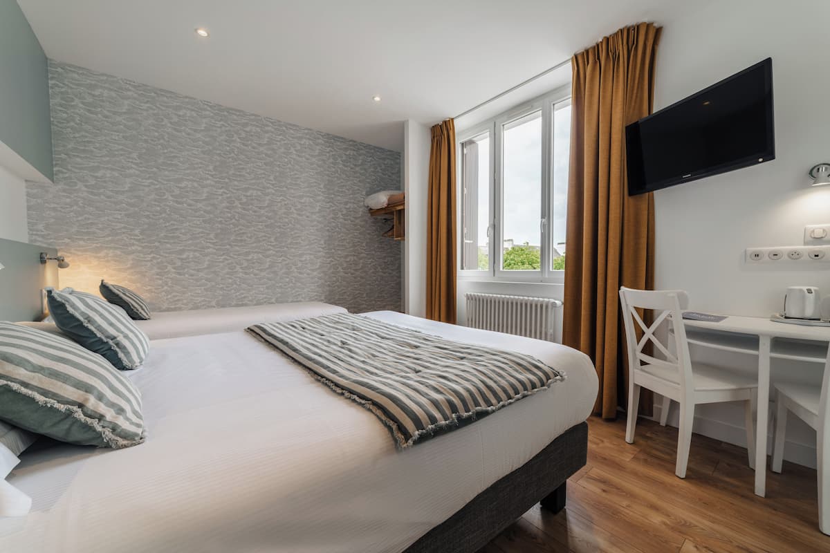 Superior driepersoonskamer | 1 slaapkamer, luxe beddengoed, een bureau, gratis wifi