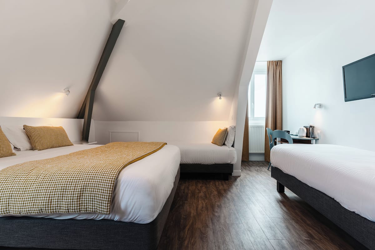 Superior vierpersoonskamer | 1 slaapkamer, luxe beddengoed, een bureau, gratis wifi