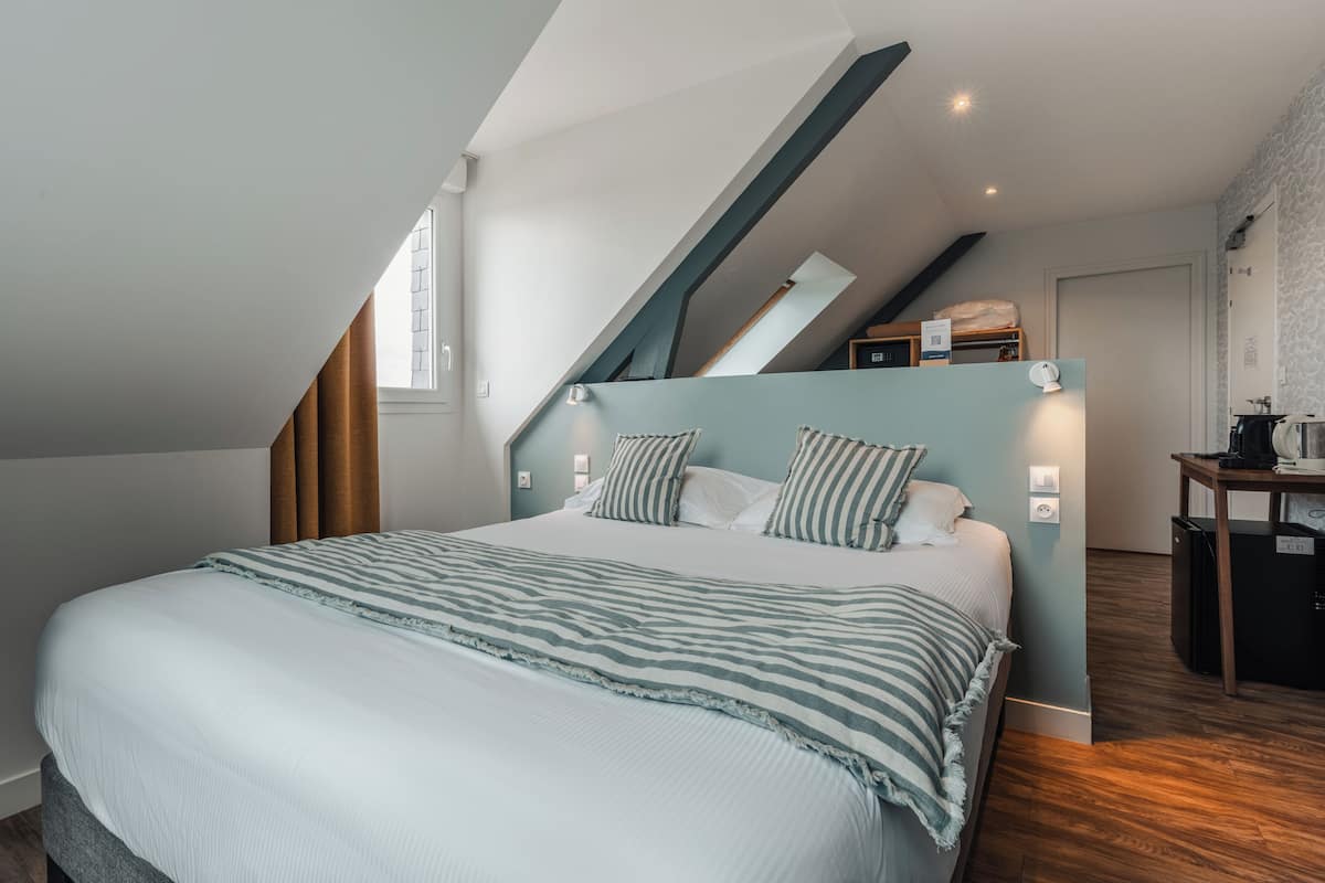 Junior suite, uitzicht op zee | 1 slaapkamer, luxe beddengoed, een bureau, gratis wifi