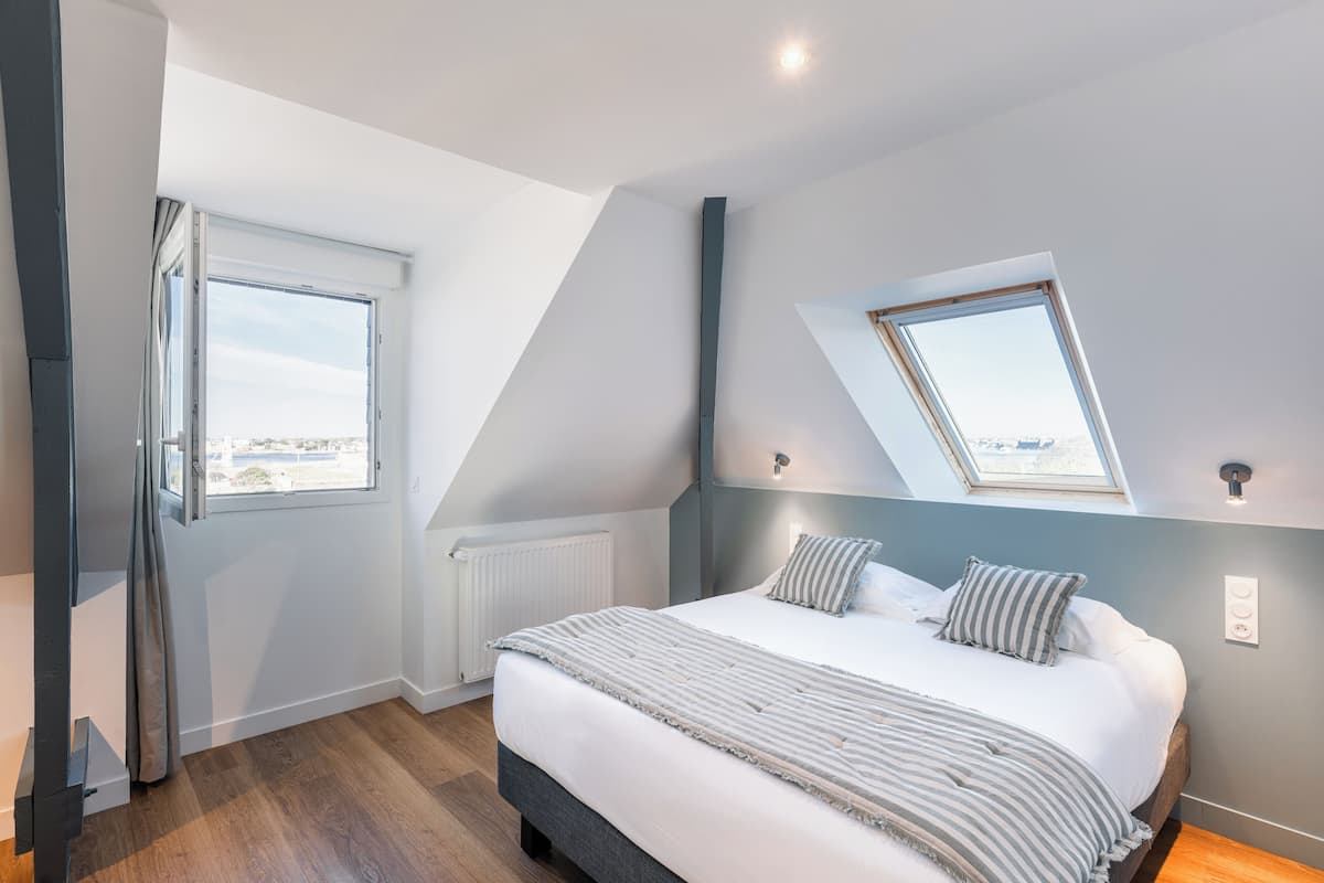 Panorama suite, uitzicht op zee | 1 slaapkamer, luxe beddengoed, een bureau, gratis wifi