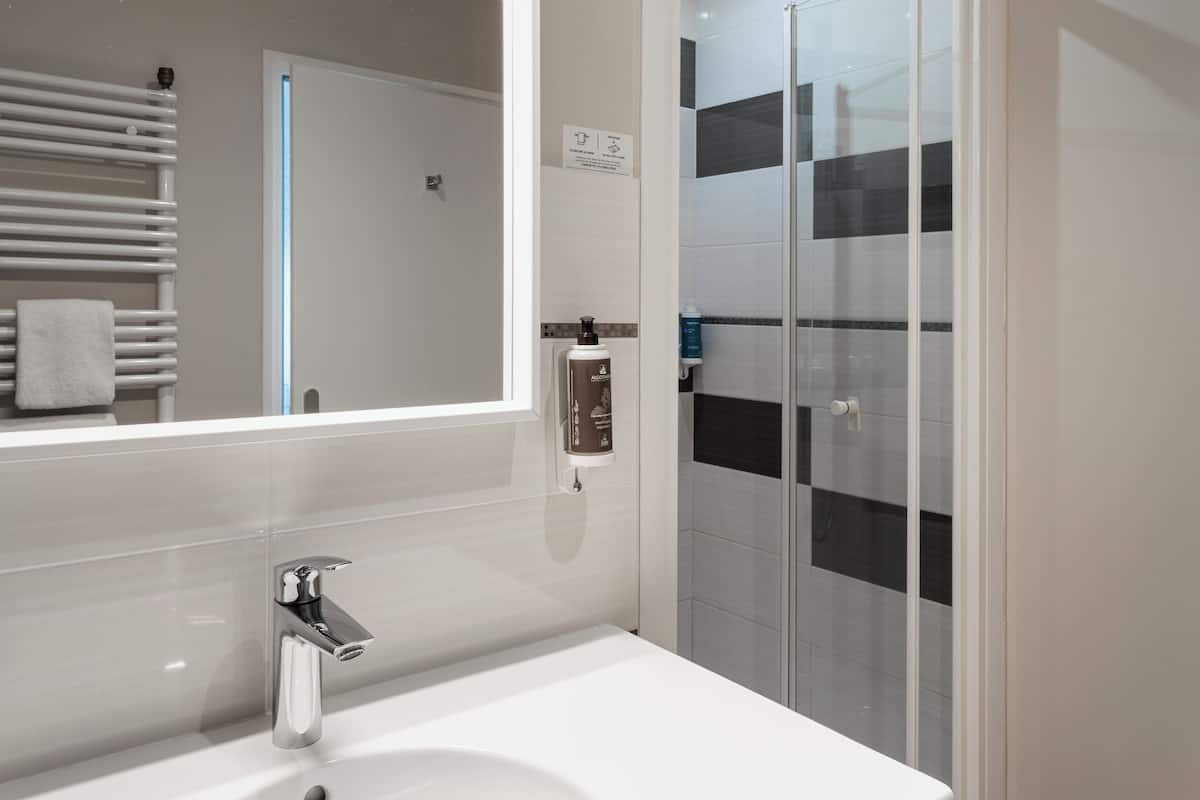 junior suite, sea view | bathroom | free toiletries, hair dryer, towels