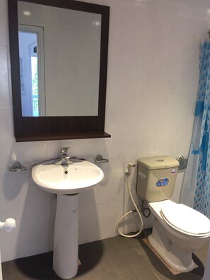 Phong 1 | Bathroom | Shower, free toiletries, hair dryer, towels - Anhome (Hanoi)