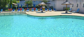 Duplex Sleeps 6 with Terrace, Heated Pool, Free Parking, Pet-Friendly
