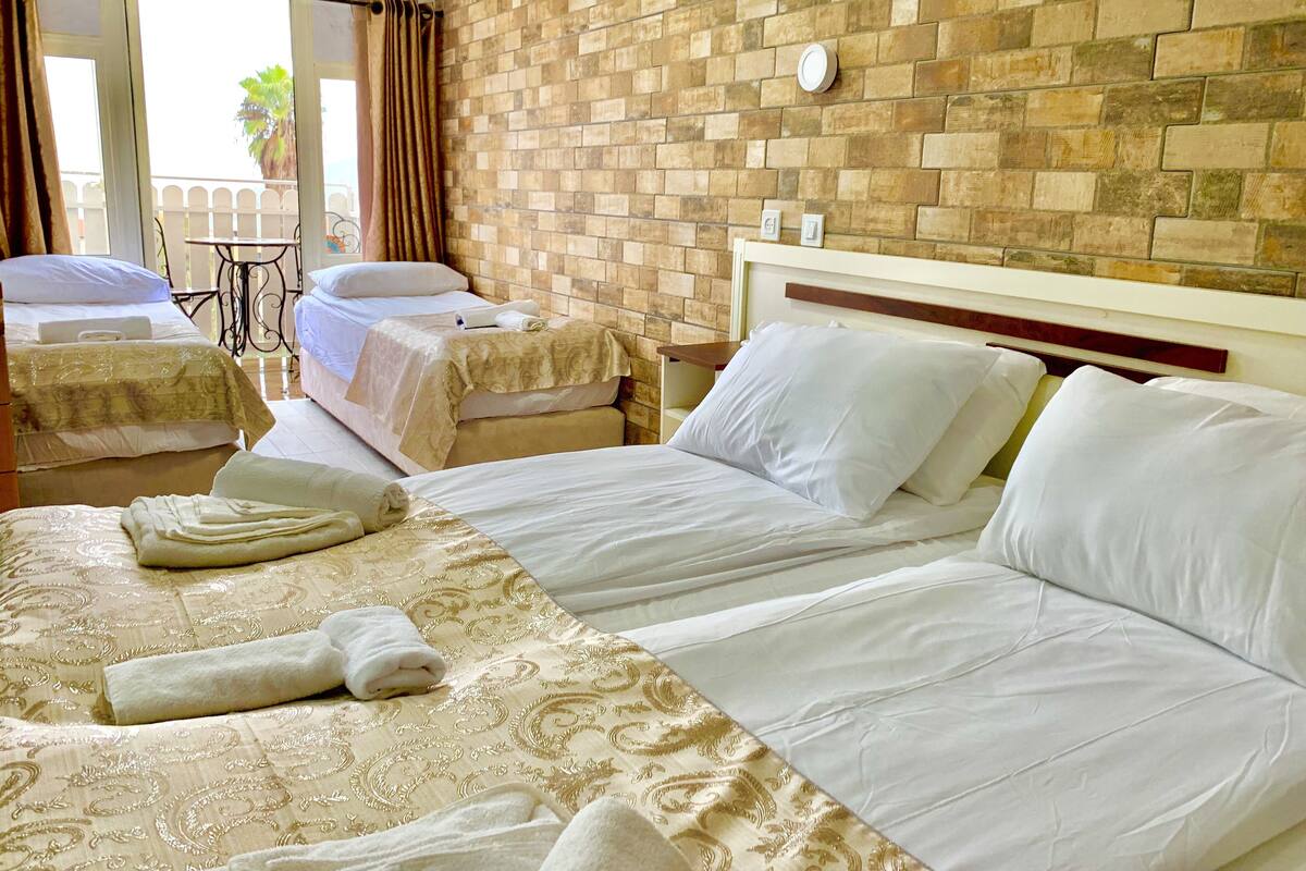 Quarto família, várias camas, banheira | Vista do quarto