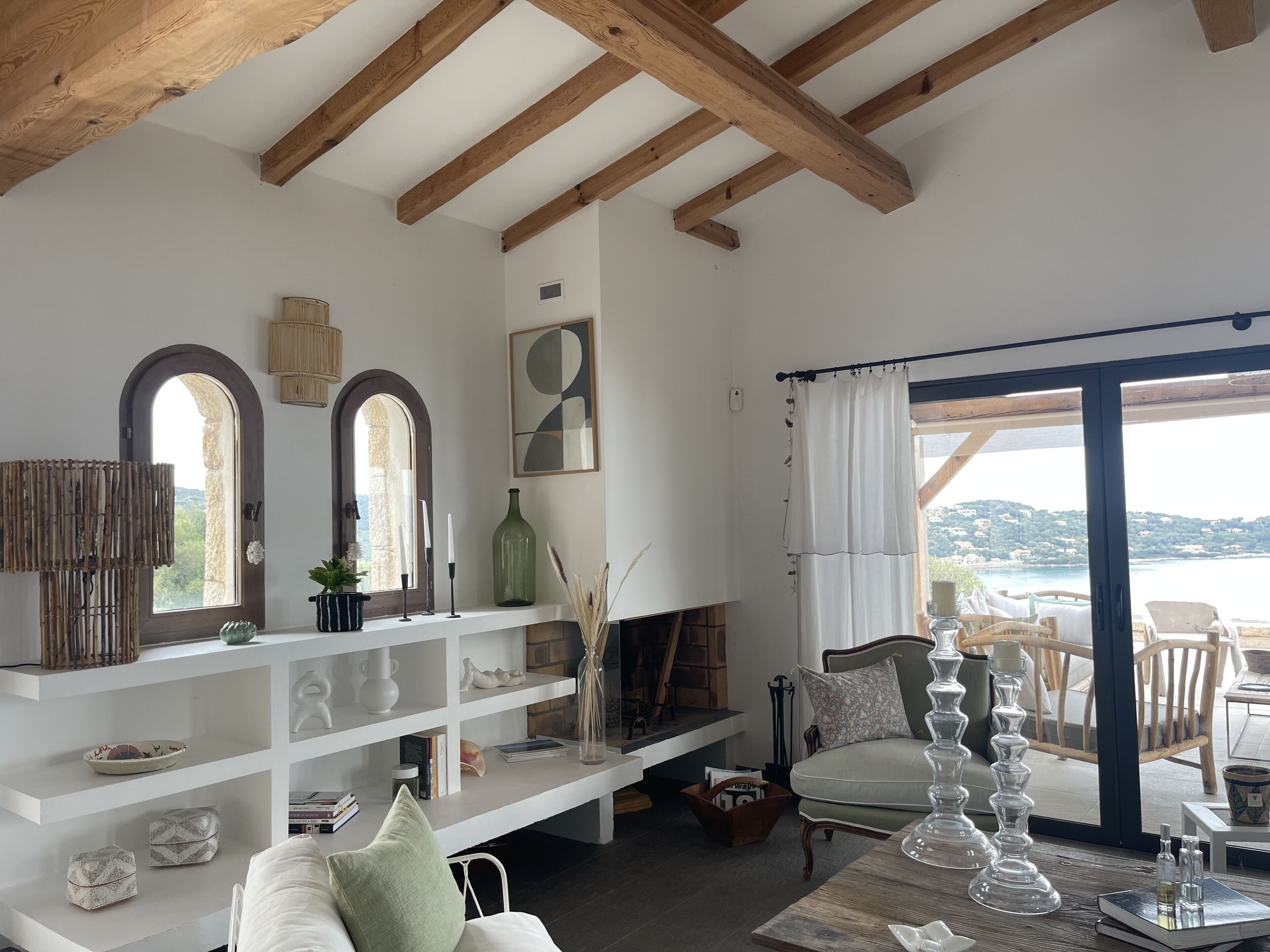 Smart-TV, Kamin, Bücher, Drucker