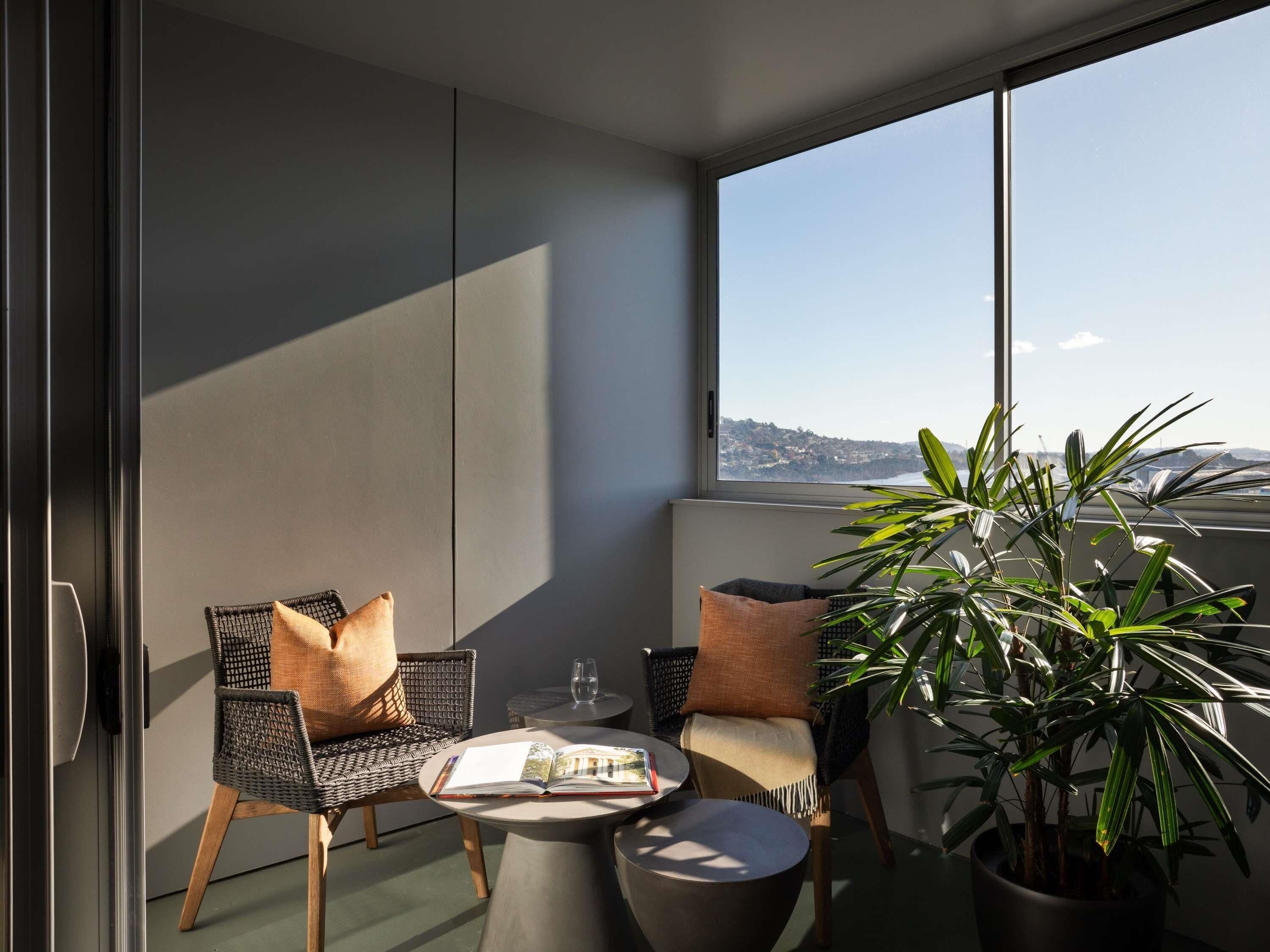 Bộ đồ giường cao cấp, minibar, két bảo mật tại phòng 