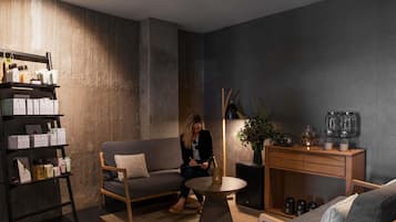 Un salon moderne avec un canapé, une table basse et une bibliothèque.