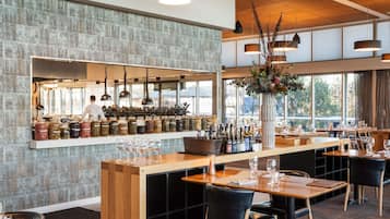 Aperto a colazione, pranzo e cena, cucina locale