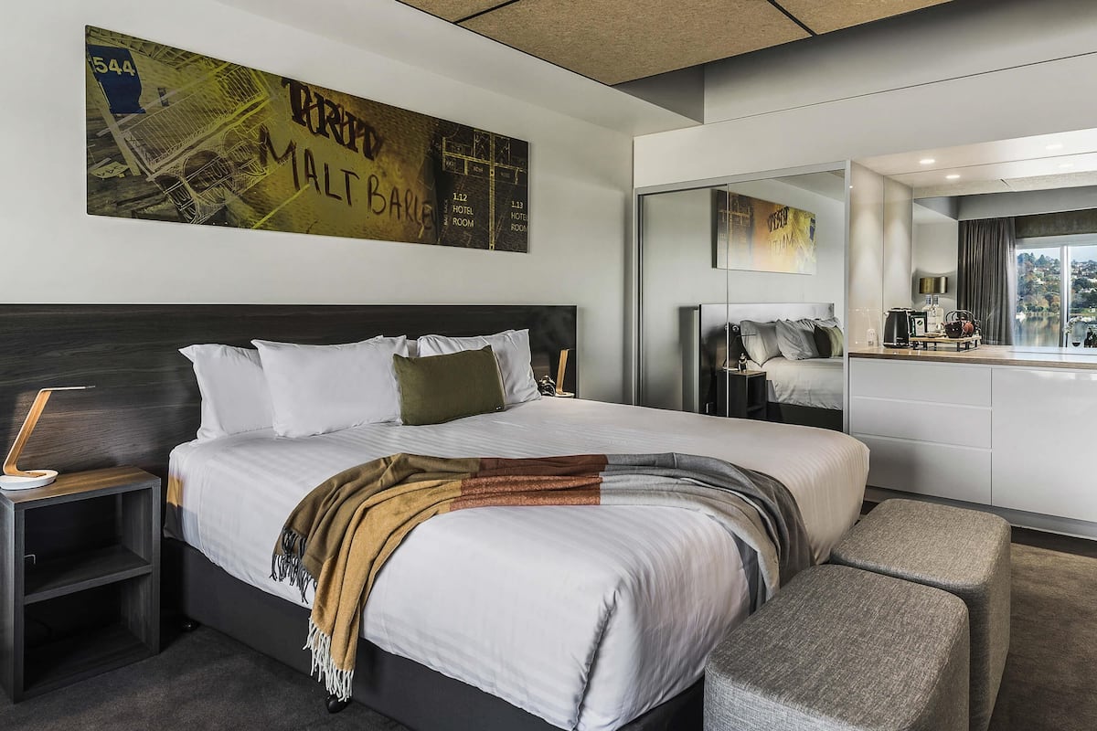 Deluxe Room (Gorge River) | Premium bedding, minibar, in-room safe, individually decorated