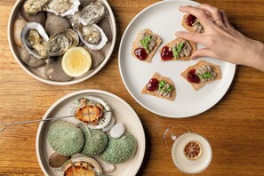 Der serveres morgenmad, frokost, aftensmad og lokale retter 