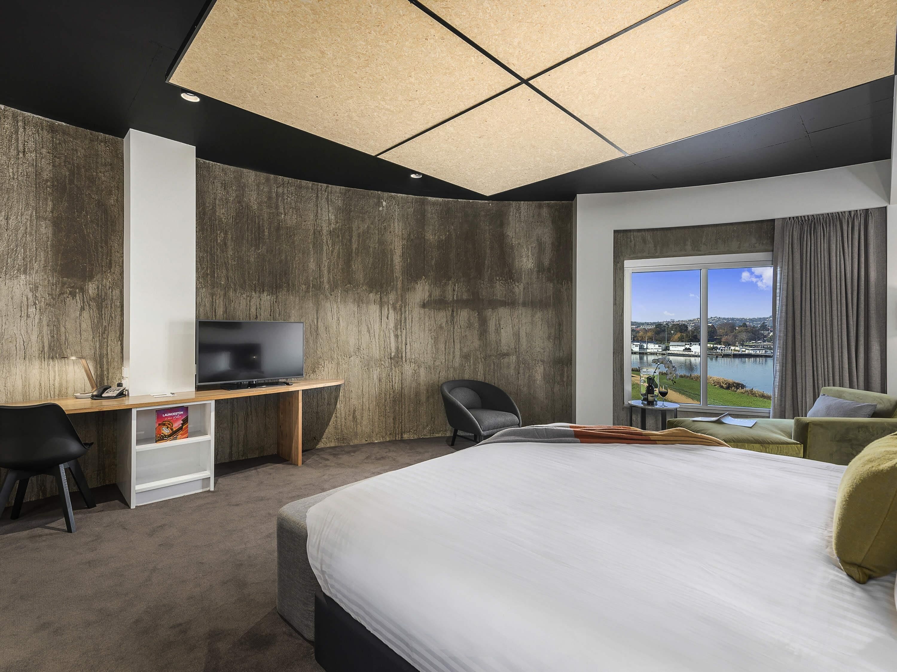 Deluxe Room (Gorge River) | Premium bedding, minibar, in-room safe, individually decorated