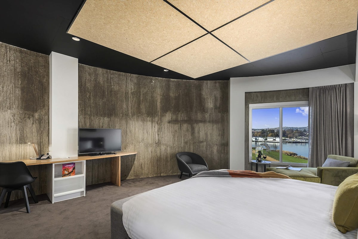 Deluxe Room (Gorge River) | Premium bedding, minibar, in-room safe, individually decorated