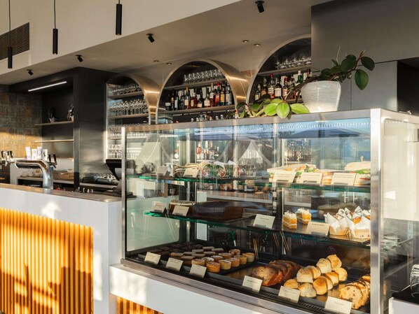 Serveert ontbijt, lunch, diner, lokale gerechten 