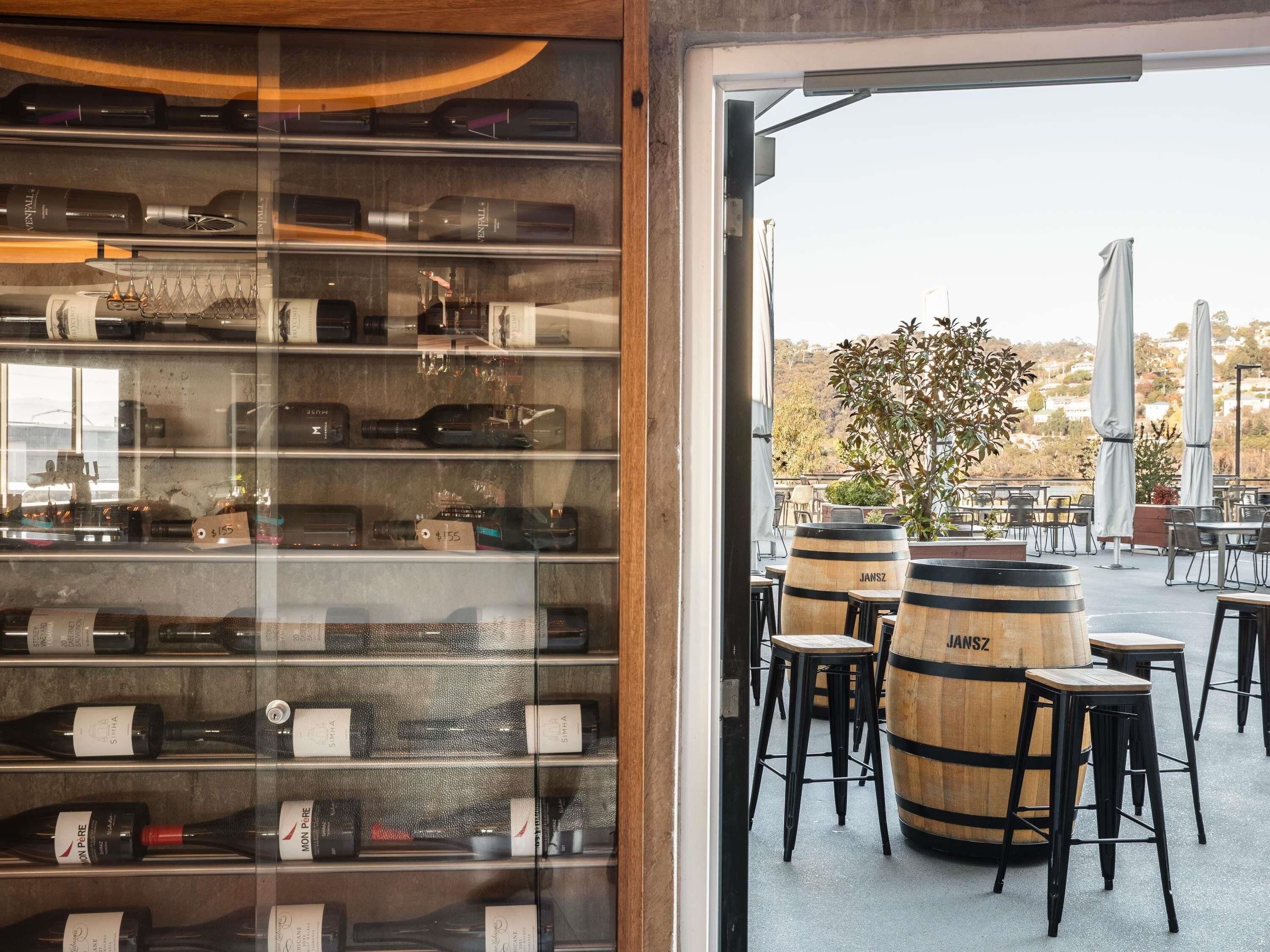 Bar à vin, restauration en plein air, ouvert certains jours