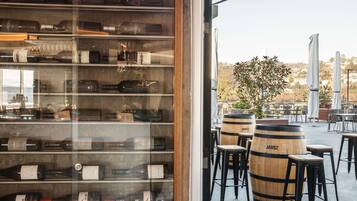 Bar à vin, restauration en plein air, ouvert certains jours