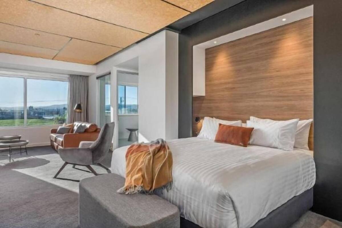 1 bedroom, premium bedding, minibar, in-room safe