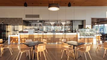 Déjeuner, dîner et souper servis sur place; cuisine locale